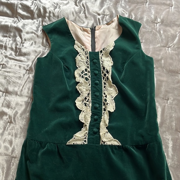 Beautiful 1960’s green velvet dress with ruffled front zipper in back. - Picture 2 of 9